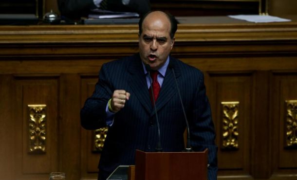 el-diputado-de-oposicion-julio-borges-interviene-durante-un-debate-en-la-asamblea-nacional-hoy-domingo-23-de-octubre-de-2016-en-caracas-venezuela-efe