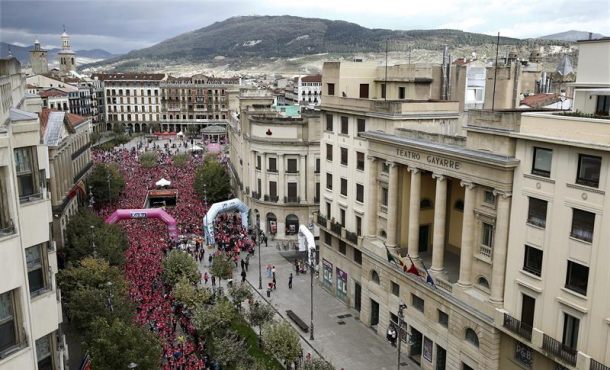 el-espiritu-positivo-de-la-asociacion-saray-contra-el-cancer-de-mama-ha-recorrido-esta-manana-las-calles-de-pamplona-en-una-carrera-solidaria-que-ha-congregado-a-unas-diez-mil-efe