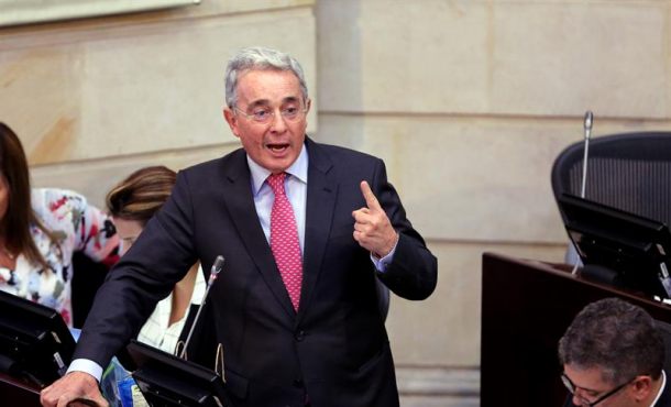 el-expresidente-y-senador-colombiano-alvaro-uribe-c-lider-del-centro-democratico-en-una-alocucion-en-el-senado-este-lunes-efe