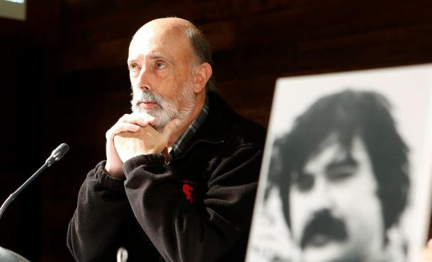 el-forense-paco-etxeberria-durante-una-rueda-de-prensa-en-la-que-ha-ofrecio-el-pasado-1-de-octubre-en-san-sebastian-nuevos-datos-sobre-la-desaparicion-en-1980-archivo-efe