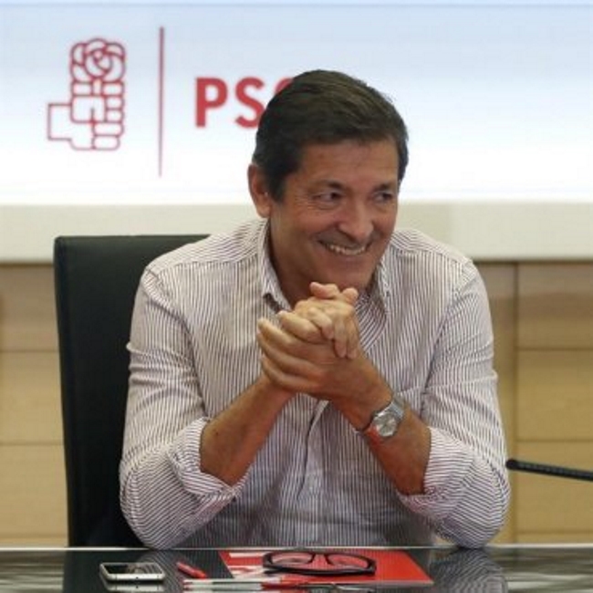 el-presidente-de-la-comision-gestora-del-psoe-javier-fernandez-durante-la-reunion-mantenida-con-los-demas-miembros-de-la-comision-en-la-sede-del-partido-archivo-efe