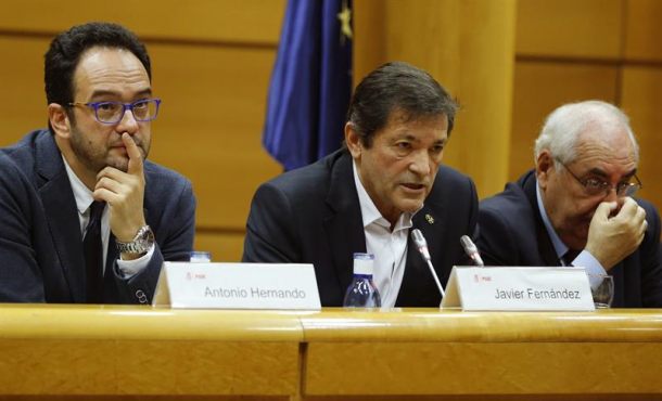 el-presidente-de-la-gestora-del-psoe-javier-fernandez-c-acompanado-por-los-companeros-de-partido-antonio-hernando-i-y-vicente-alvarez-areces-d-durante-la-reunion-efe