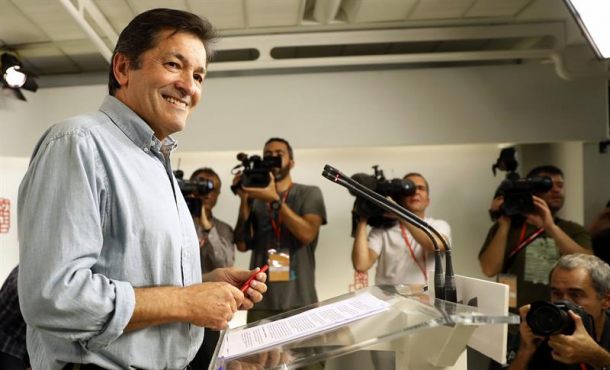 el-presidente-de-la-gestora-del-psoe-javier-fernandez-durante-la-rueda-de-prensa-que-ha-ofrecido-hoy-tras-la-reunion-del-comite-federal-del-partido-que-ha-acordado-efe