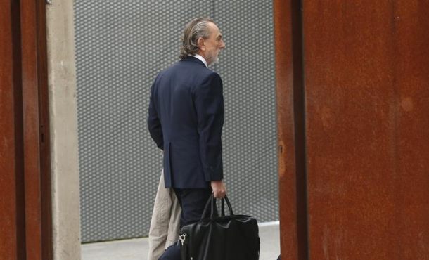 el-presunto-cabecilla-de-la-trama-gurtel-francisco-correa-a-su-llegada-esta-manana-a-la-audiencia-nacional-en-san-fernando-de-henares-efe