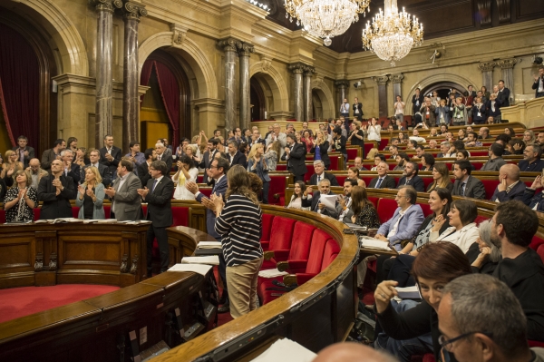 el-primer-plano-los-representantes-de-la-coalicion-de-podemos-en-cataluna-csqp-y-a-la-izquierda-el-grupo-secesionista-de-jxsi-y-la-cup-en-pie-tras-la-votacion-lasvocesdelpueblo