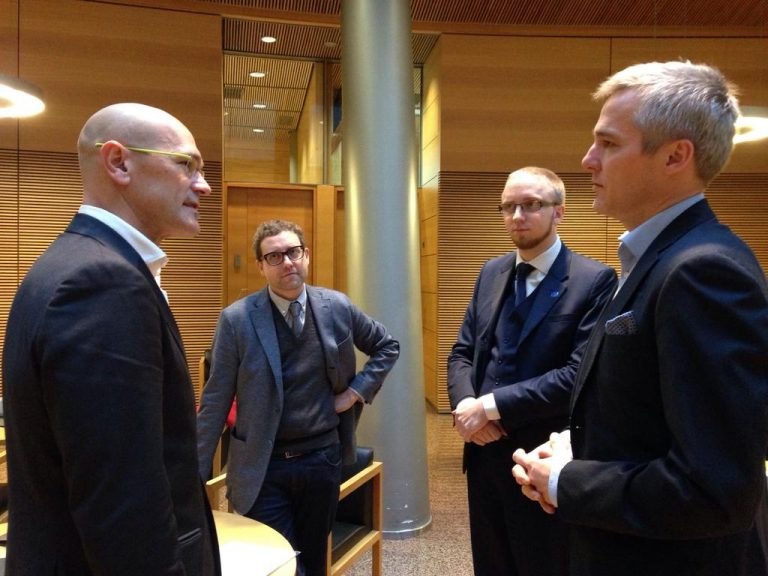 (USí) denuncia la hipocresía de JxSí: simpatiza con «extrema derecha Finlandesa» y ataca al 12O en Montjuic