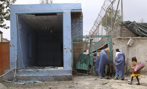 escenario-de-un-atentado-suicida-perpetrado-cerca-de-la-embajada-de-italia-y-del-cuartel-general-de-la-mision-de-la-otan-en-afganistan-isaf-en-kabul-afganistan-archivo-efe