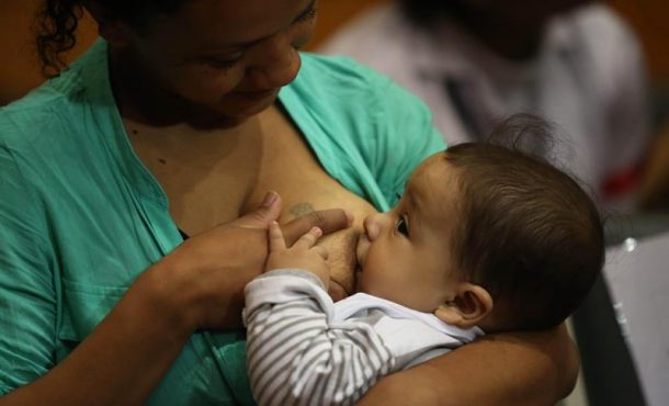 expertos-en-pediatria-nutricion-y-psicologia-aconsejan-seguir-con-la-lactancia-materna-tras-un-ano-e-incluso-mas-alla-de-los-dos-una-madre-amamanta-a-su-bebe-en-la-imagen-archivo-efe