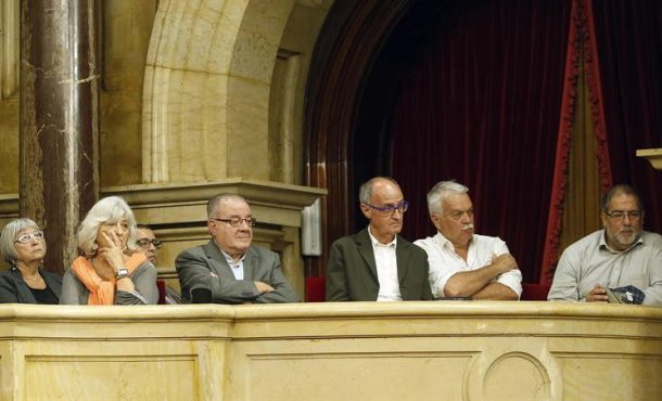 familiares-y-amigos-de-las-victimas-del-franquismo-siguen-en-la-tribuna-de-invitados-la-sesion-del-parlament-que-ha-acordado-hoy-por-unanimidad-tramitar-la-proposicion-de-ley-efe