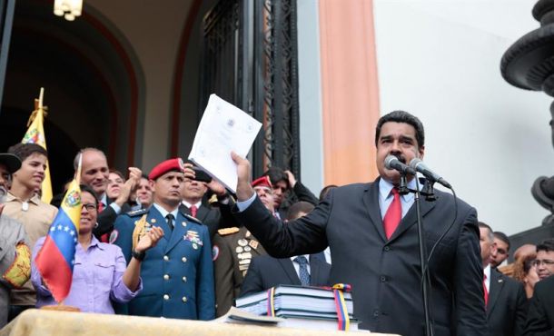 fotografia-cedida-por-prensa-de-miraflores-donde-se-observa-al-presidente-de-venezuela-nicolas-maduro-c-participar-en-un-acto-de-gobierno-hoy-efe