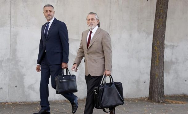 francisco-correa-d-presunto-cabecilla-de-la-trama-gurtel-a-su-llegada-esta-manana-a-la-audiencia-nacional-en-san-fernando-de-henares-donde-arraca-hoy-el-primer-macrojuicio-efe