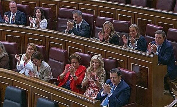 imagen-de-television-de-la-exalcaldesa-de-valencia-rita-barbera-3d-y-la-diputada-valenciana-del-pp-marta-torrado-2d-aplaudiendo-durante-el-debate-en-septiembre-de-2015-archivo-efe