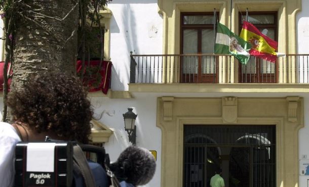 la-guardia-civil-ha-detenido-al-exalcalde-de-chipiona-cadiz-el-socialista-manuel-garcia-moreno-fachada-del-ayuntamiento-espanol-de-chipiona-cadiz-archivo-efe