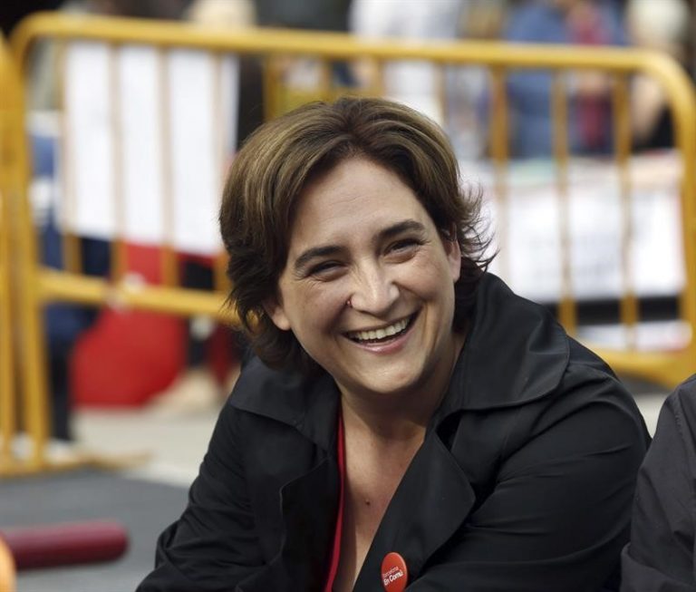 Ada Colau suspende la concesión de licencias de establecimientos hoteleros, alimentarios y turísticos