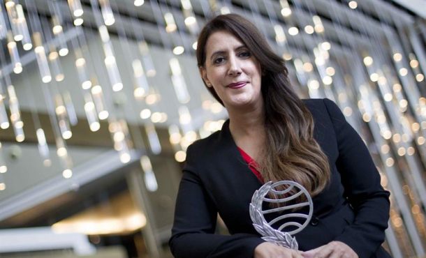 la-escritora-dolores-redondo-posa-esta-manana-tras-recibir-anoche-el-premio-planeta-por-su-novela-todo-esto-te-dare-efe