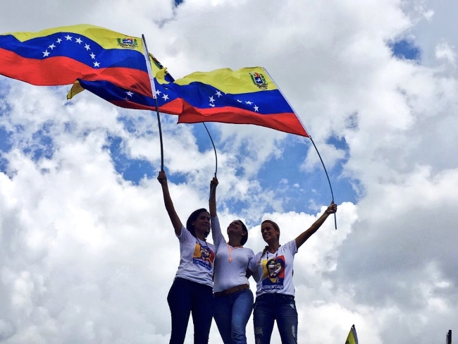 la-esposa-del-dirigente-opositor-venezolano-leopoldo-lopez-lilian-tintori-d-junto-a-dos-companeras-en-las-calles-de-caracas-venezuela-lasvocesdelpueblo