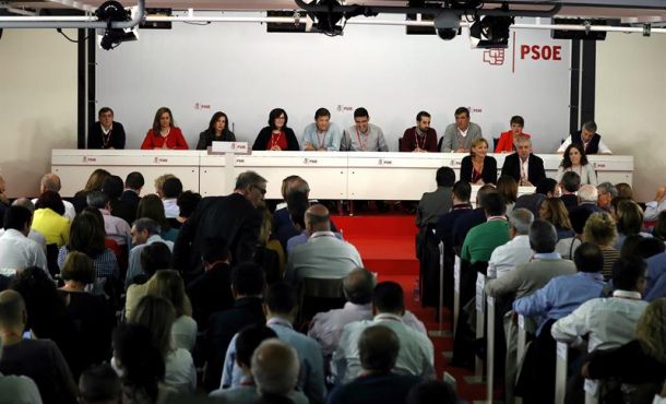 la-gestora-que-dirige-el-psoe-desde-la-dimision-de-pedro-sanchez-poco-antes-de-que-diera-comienzo-esta-manana-la-reunion-del-comite-federal-del-psoe-efe
