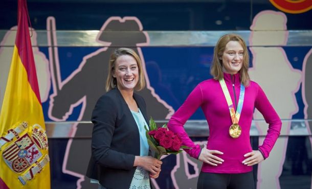 la-nadadora-olimpica-catalana-mireia-belmonte-i-durante-la-inauguracion-de-su-escultura-en-el-museo-de-cera-de-madrid-como-homenaje-a-la-mejor-nadadora-espanola-efe