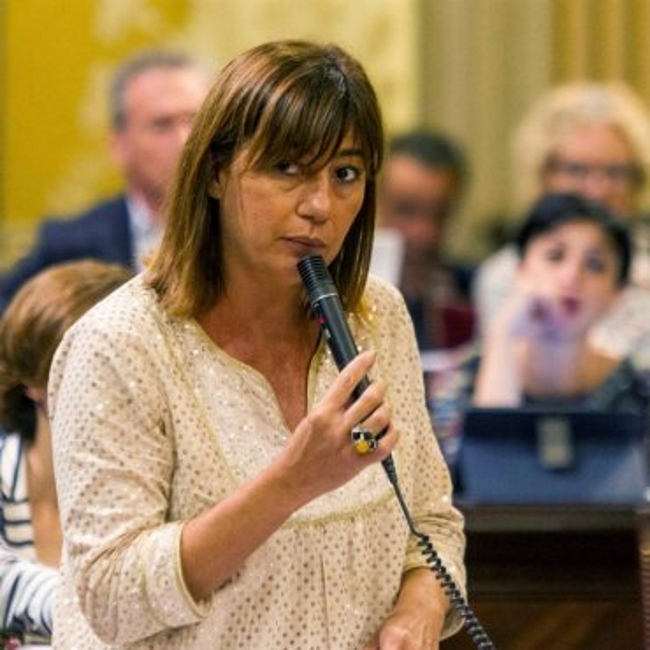 la-presidenta-de-las-islas-baleares-francina-armengol-durante-su-intervencion-en-la-sesion-plenaria-que-se-ha-celebrado-hoy-en-el-parlament-efe
