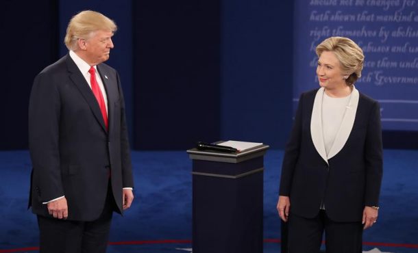 los-candidatos-a-la-presidencia-de-ee-uu-hillary-clinton-d-del-partido-democrata-y-donald-trump-i-del-partido-republicano-participan-en-el-segundo-debate-presidencial-efe