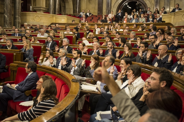 los-diputados-autonomicos-constitucionalistas-de-psoe-catalan-psc-ciudadanos-y-pp-manos-arriba-en-signo-de-protesta-durante-la-votacion-de-la-resolucion-racista-golpista-lasvocesdelpueblo