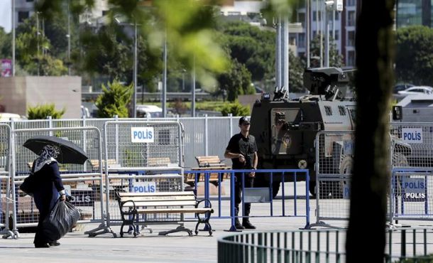 miembros-de-la-policia-turca-aseguran-los-alrededores-del-juzgado-de-estambul-con-vallas-en-turquia-archivo-efe