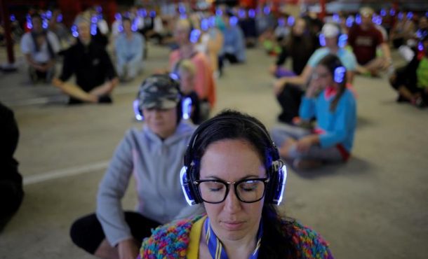 Mujeres durante una clase de yoga. Archivo Efe.