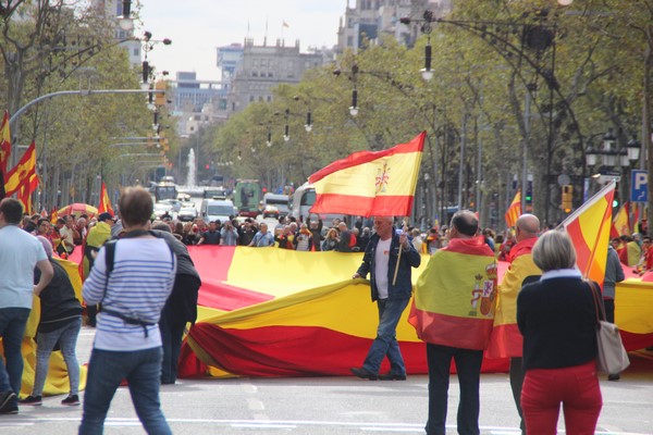 paseo-de-gracia-de-barcelona-cataluna-espana-acto-de-la-fiesta-nacional-de-cataluna-y-del-resto-de-espana-2016-en-cataluna-200-catalanes-desplegando-lasvocesdelpueblo