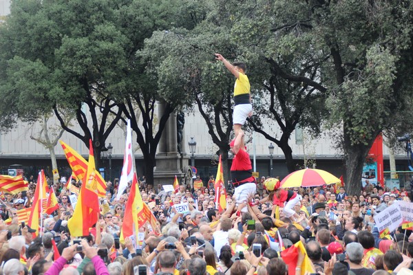Plaza de Cataluña de Barcelona, miércoles 12 de octubre de 2016. Una niña catalana subiendo en un pilar de una pirámide humana de con su casco de colores de la bandera de España y que luego arriba, desplegó una bandera de España ante aplausos y gritos de 'viva España'. Lasvocesdelpueblo.