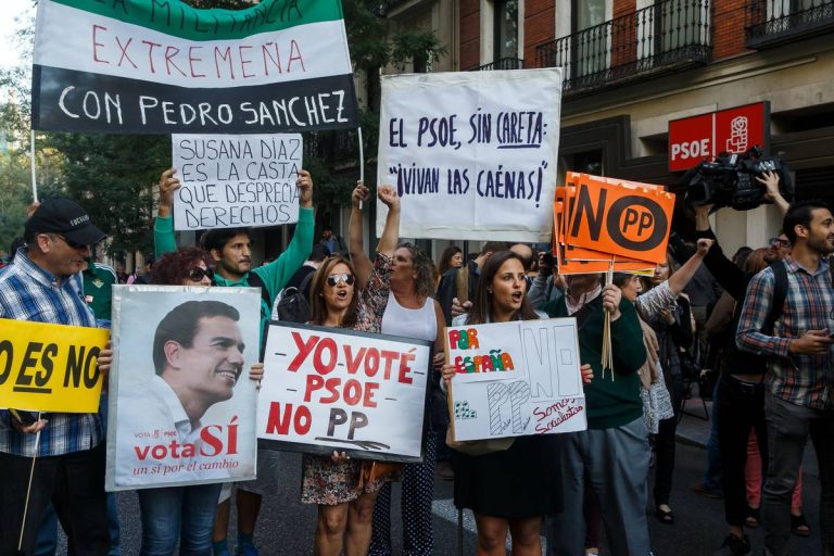 La militancia del PSOE increpa a «los traidores, golpistas y tejeros» a las puertas de la sede del PSOE
