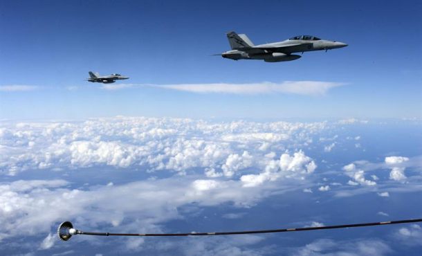 un-avion-f-a-18f-de-la-fuerza-real-aerea-australiana-raaf-reposta-combustible-en-vuelo-de-un-raaf-kc-30a-archivo-efe