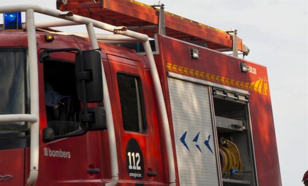 un-camion-de-bombero-de-la-generalidad-de-cataluna-la-muerte-de-un-hombre-herido-eleva-a-2-los-fallecidos-en-el-incendio-de-hospitalet-archivo-efe
