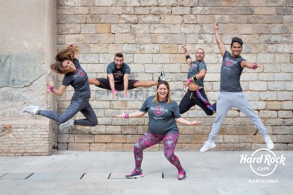 un-grupo-de-personas-bailando-por-el-zumbathon-solidario-pinktober-2016-hard-rock-cafe-una-campana-de-esta-compania-sobre-el-cancer-de-mama-lasvocesdelpueblo