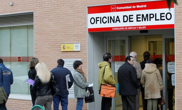 un-grupo-de-personas-hacen-cola-en-la-entrada-de-una-oficina-de-empleo-de-la-comunidad-de-madrid-archivo-efe