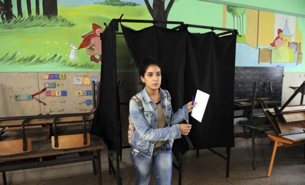 una-marroqui-votando-durante-las-elecciones-legislativas-en-un-colegio-electoral-en-rabat-marruecos-efe