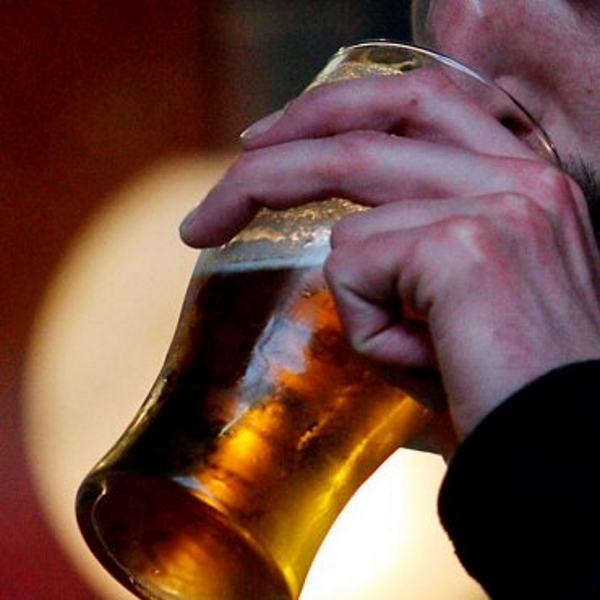 una-persona-tomando-una-cerveza-en-una-imagen-efe