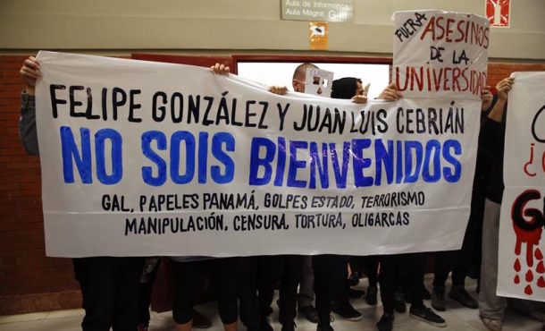 unos-200-jovenes-la-mayoria-con-la-cara-oculta-por-caretas-o-pasamontanas-taponan-desde-dentro-la-puerta-de-la-facultad-de-derecho-de-la-universidad-efe