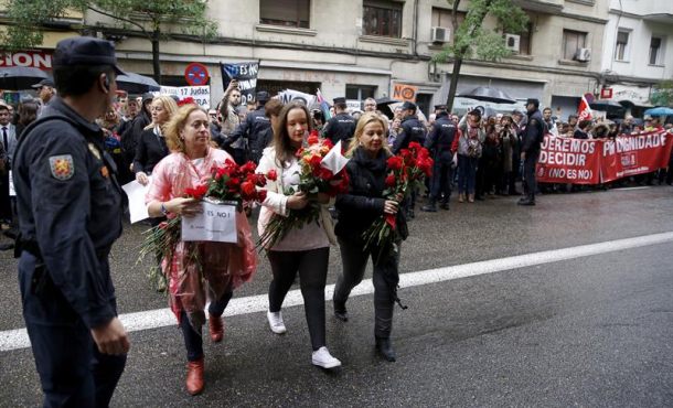 varios-centenares-de-personas-se-concentraron-ayer-en-madrid-frente-la-sede-del-psoe-en-la-calle-de-ferraz-para-pedir-que-el-comite-federal-del-partido-no-se-pronuncie-a-favor-efe