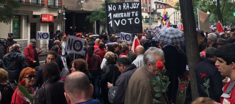 Militantes del PSOE hoy ante la sede Madrid: «No a Rajoy, un militante un voto, democracia en el PSOE»