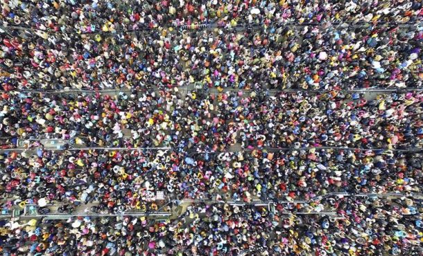 vista-aerea-de-los-miles-de-pasajeros-que-esperan-en-el-exterior-de-la-estacion-de-tren-de-guangzhou-al-sur-de-la-provincia-de-guangdong-china-archivo-efe