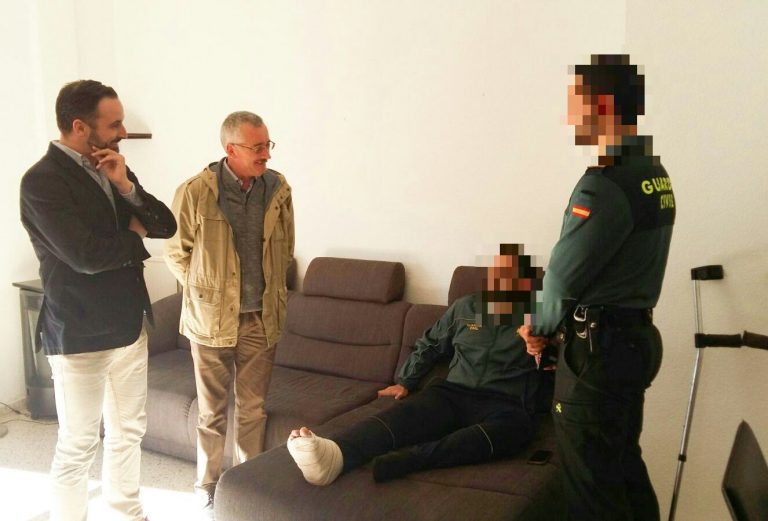 Dirigentes de VOX muestran su apoyo a los guardias civiles agredidos durante una visita en Alsasua