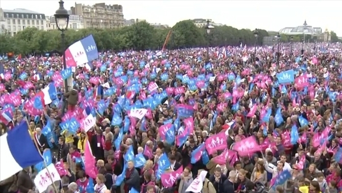 mas-de-200-000-personas-este-domingo-a-paris-contra-a-favor-de-matrimonio-tradicional-y-contra-la-union-gay-y-lesbiana-lasvocesdelpueblo