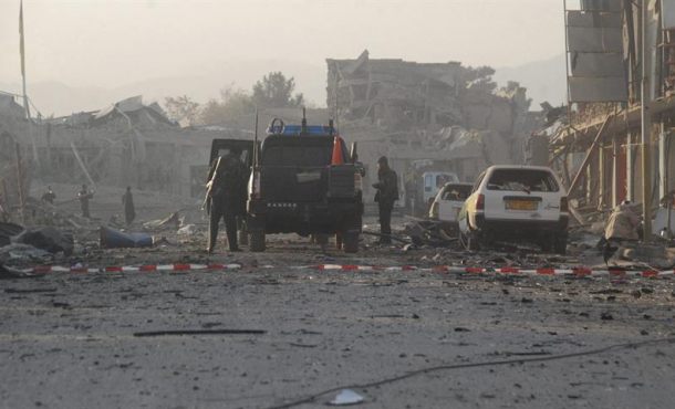 al-menos-4-muertos-y-15-heridos-en-el-ataque-a-la-mayor-base-de-eeuu-en-afganistan-en-la-foto-miembros-de-las-fuerzas-de-seguridad-afganas-inspeccionan-el-lugar-donde-ayer-efe