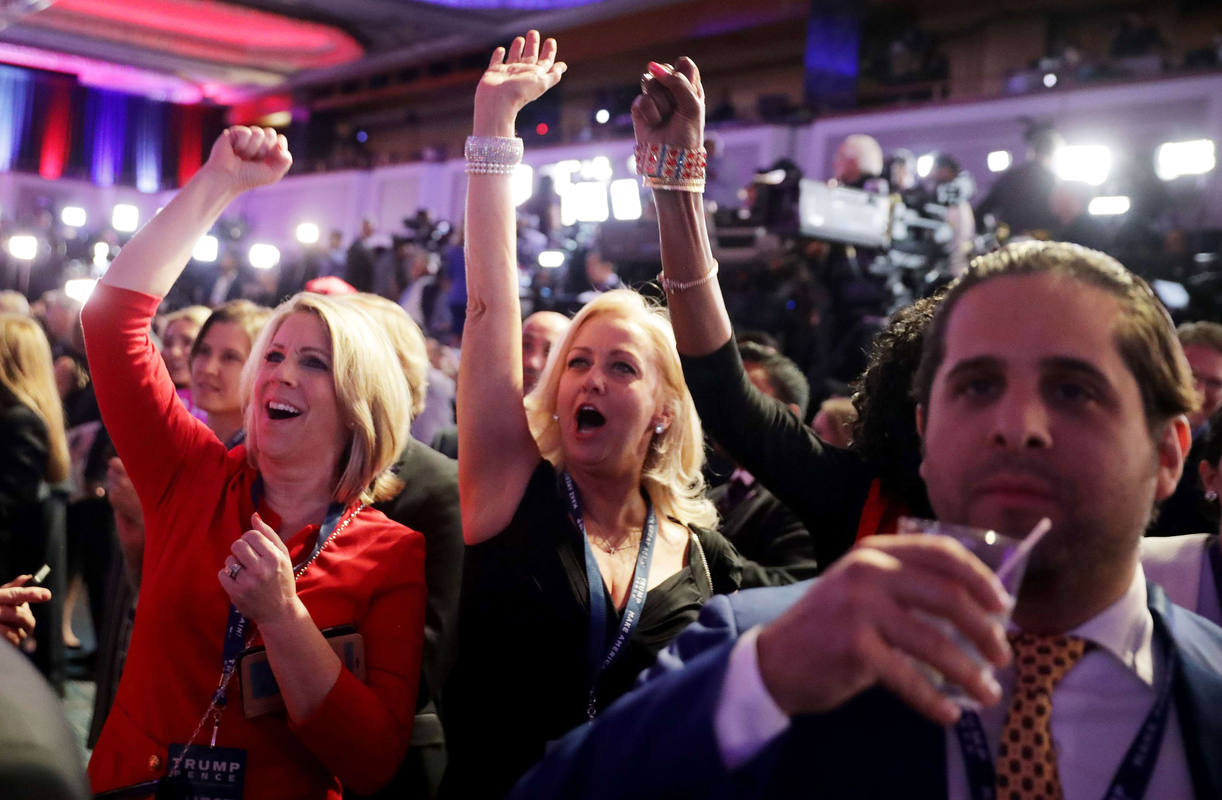 alegria-entre-los-seguidores-de-donald-trump-08-11-2016-partidarios-de-donald-trump-muestran-su-emocion-mientras-siguen-los-resultados-electorales-getty