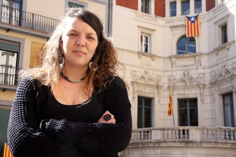 Detenida la alcaldesa de CUP en Berga por colgar un trapo separatista en el balcón y desoír a la JEC