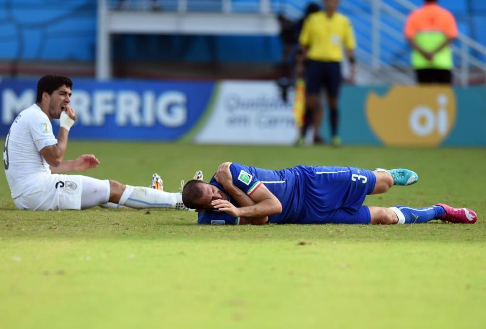 canibal-suarez-no-firmo-su-mejor-partido-ante-italia-pero-volvio-a-erigirse-en-protagonista-al-propinar-otro-mordisco-en-esta-ocasion-sobre-chiellini-archivo-reuters-6