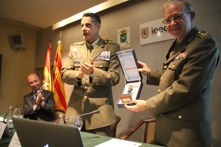 carrer-de-balmes-169bis-08006-barcelona-espana-conferencia-origen-evolucion-y-prevision-para-el-daesh-una-conferencia-impartida-por-el-general-don-ballesteros-las