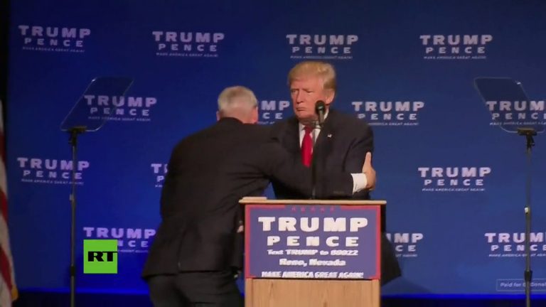 [Vídeo]. El Servicio Secreto saca corriendo a Trump de escena durante un mitin por un intento de ataque