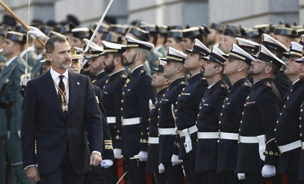 el-rey-felipe-vi-pasa-revista-a-las-tropas-que-le-rindieron-honores-a-su-llegada-al-palacio-de-las-cortes-donde-preside-hoy-la-solemne-ceremonia-de-apertura-de-la-xii-legislatura-efe