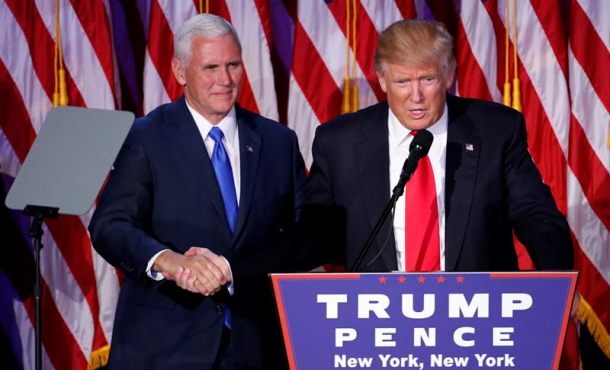 el-candidato-republicano-a-la-presidencia-donald-trump-dcha-y-su-vicepresidente-mike-pence-izq-se-presentan-ante-los-simpatizantes-durante-la-fiesta-electoral-organizada-efe